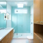 Светло-голубая плитка в ванной комнате
