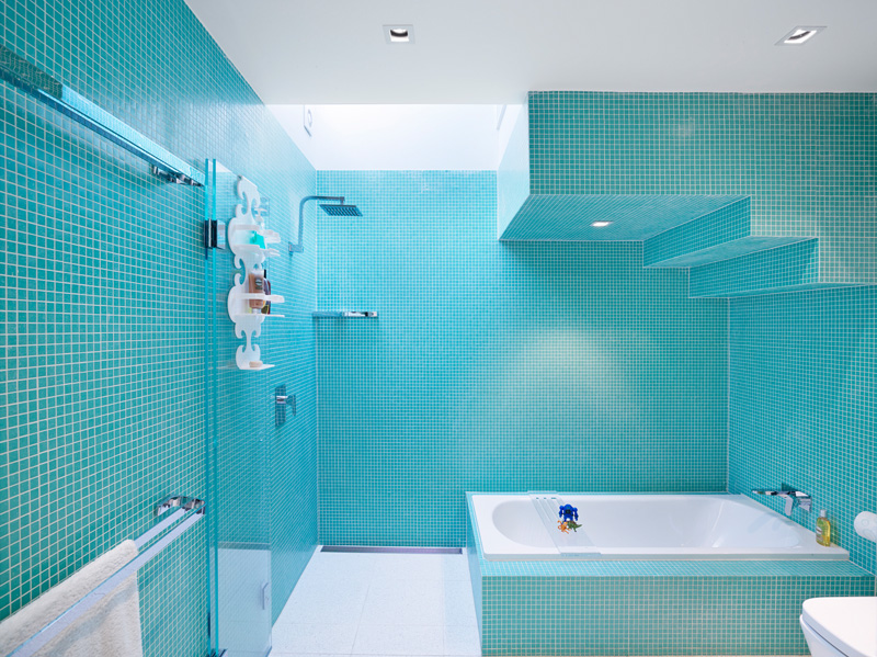 Ярко голубая плитка в оформлении ванной комнаты