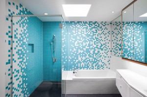 Интерьер ванной, оформленный в сочетании мелкой плитки белого и голубого цвета