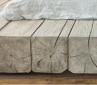 Оригинальная кровать из массивного дерева
