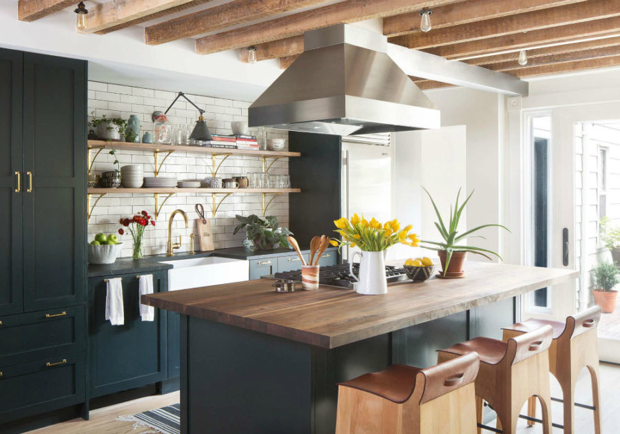 Open kitchen shelves with dinnerware