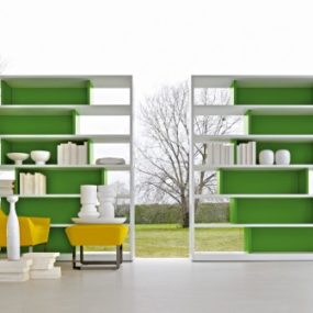 Асимметричная полка с цветными полками от Molteni