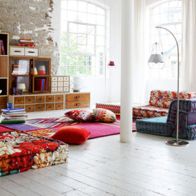 Casual-chic living room decor: Rustic storage, colorful cozy furniture