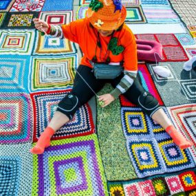 Это вязание крючком Granny Squares Одеяло является крупнейшим в мире, сейчас!