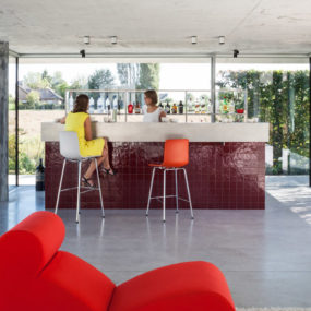 Pool House Bar Design использует классическую плитку сделать современное заявление