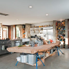 Prefab Concrete Farmhouse: массивная кипарисовая плитка и решетчатая хрустальная люстра