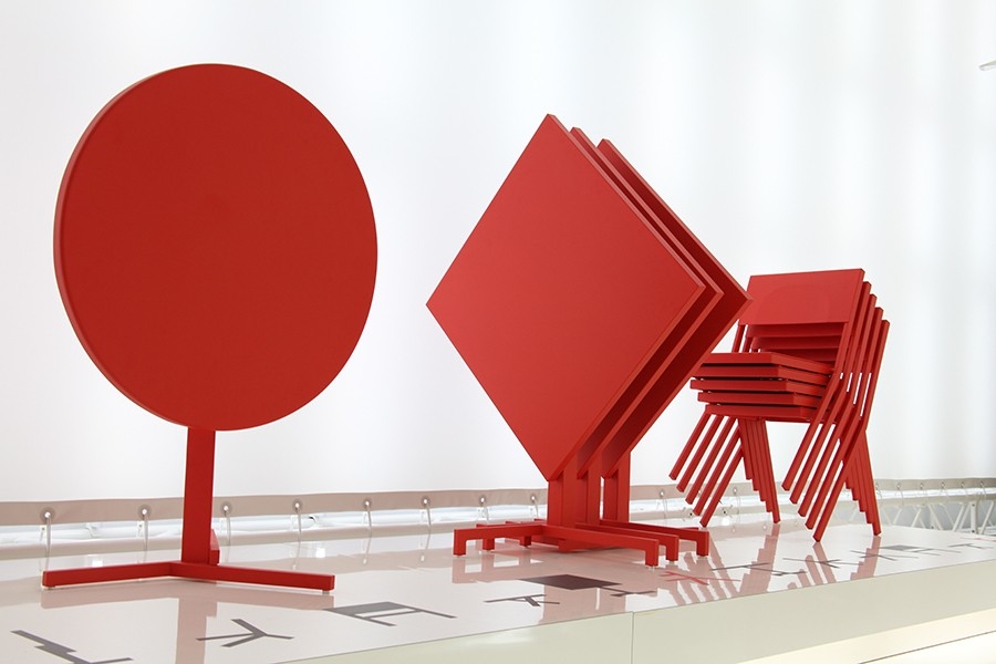 красный стол и стулья set mia от emu от jean nouvel 2 Красный стол и стулья Mia от Emu от Jean Nouvel