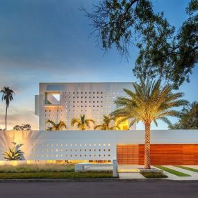 Высокий Florida Home With Open Indoor-Outdoor прихожих