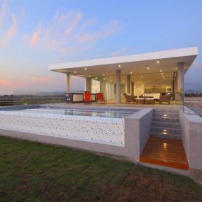 Urban Beach Home с консольной крышей для наружной тени